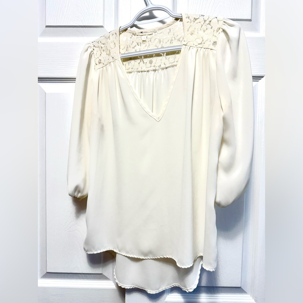 ivory V-neck blouse by Everly three-quarter sleeves, elastic cuff longer back S